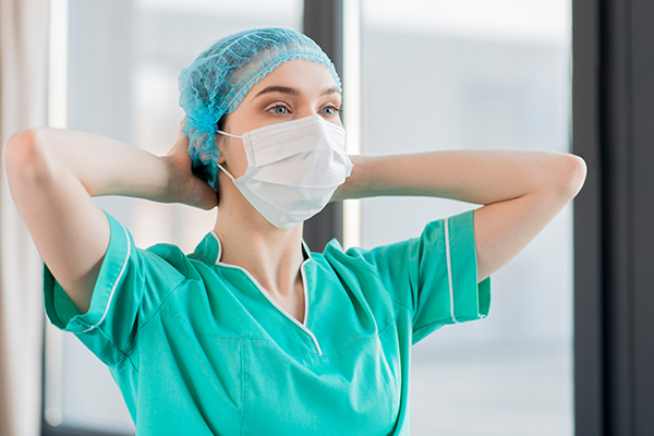 Nurse putting on mask in the best icu for crna