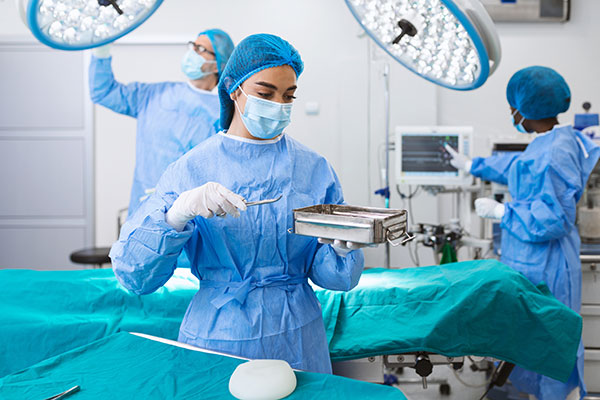 A CRNA in an operating room preparing for surgery 